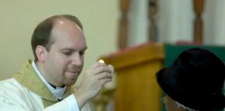 Condenan a sacerdote por tráfico y abuso sexual contra niños en Estados Unidos