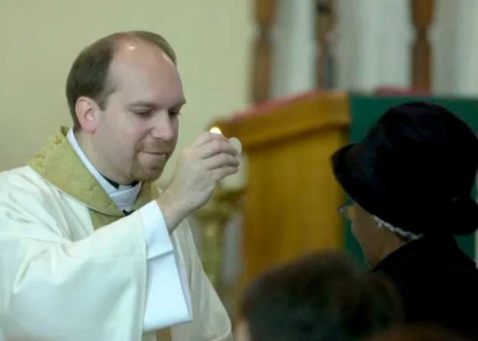Condenan a sacerdote por tráfico y abuso sexual contra niños en Estados Unidos