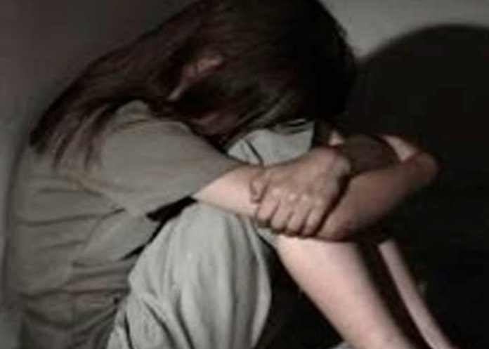 ¡Aberrante! Un grupo de niños violan a una menor en una escuela en Texas