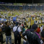 Avalancha humana dejó 12 muertos en un estadio de fútbol en El Salvador Avalancha humana dejó 12 muertos en un estadio de fútbol en El Salvador