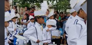  Niño llora al ver que su mamá sí fue a su presentación