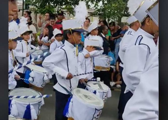  Niño llora al ver que su mamá sí fue a su presentación