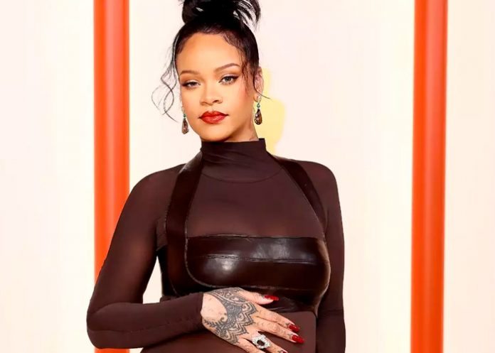 entrete1 Rihanna comparte atrevidas fotos de su primer embarazo ¡posó como una diosa!