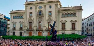 Bajo el inclemente sol miles feligreses en España claman por lluvia