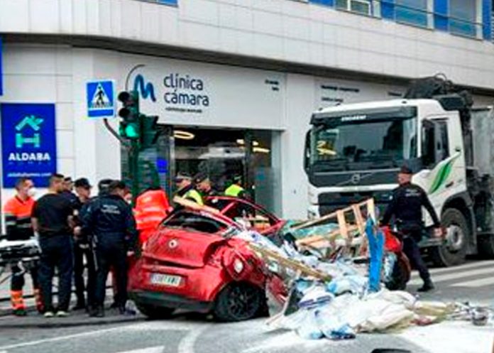 españa2 Viva de milagro una mujer tras caerle encima una tonelada de cemento en España