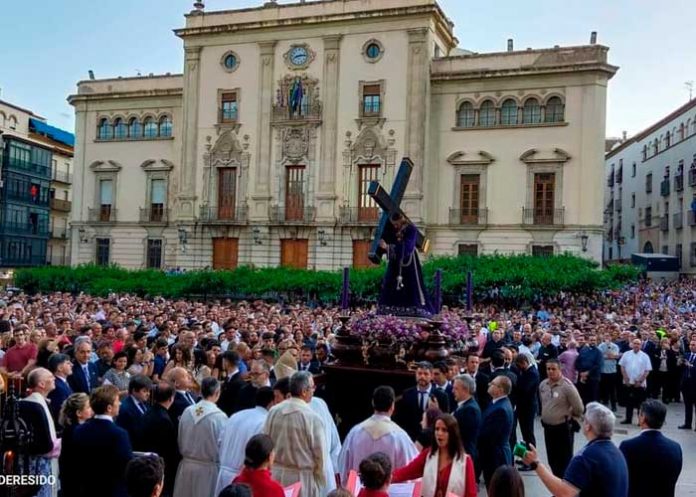 Bajo el inclemente sol miles feligreses en España claman por lluvia