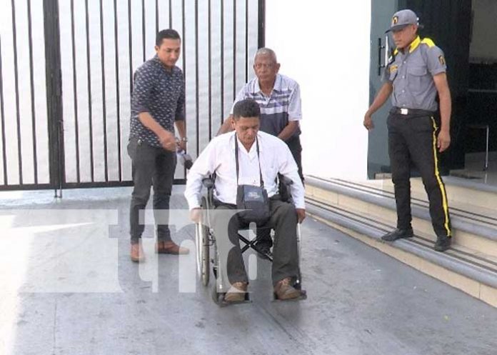 Foto: Hombre solicita ayuda para comprar pampers e inyecciones en Nicaragua / TN8