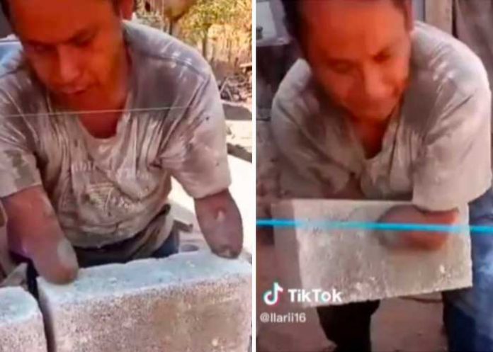 hombre Albañil sin brazos sorprende por su habilidad para trabajar