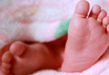 ¡Pobre angelito! Pareja golpeó y torturó hasta matar a su bebé en Inglaterra ¡Pobre angelito! Pareja golpeó y torturó hasta matar a su bebé en Inglaterra