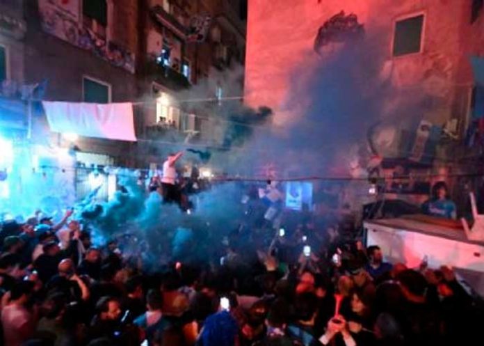 ¡Silbatazo sangriento en Italia! Un muerto en las celebraciones del Nápoles