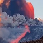 El volcán más activo de Europa entra en erupción ¡cubrió de cenizas Sicilia!