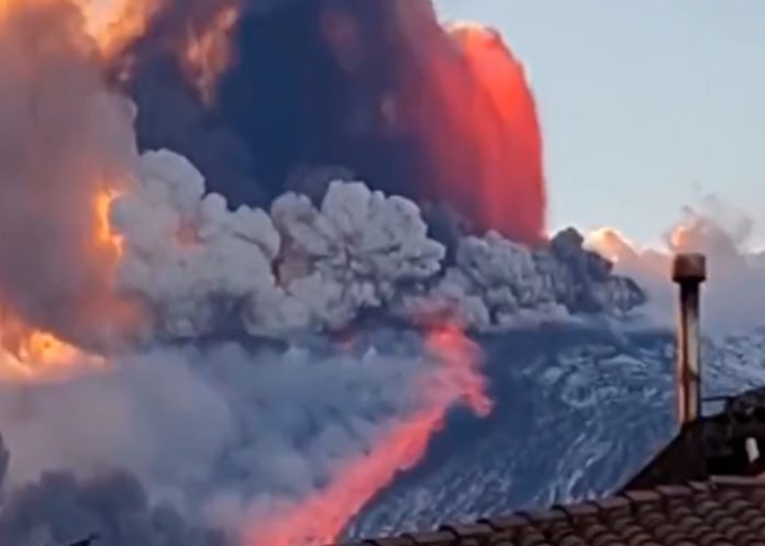 El volcán más activo de Europa entra en erupción ¡cubrió de cenizas Sicilia!