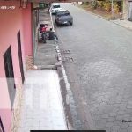 ¡Al descaro! Sujeto roba pieza de una moto en Juigalpa