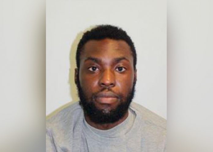 A plena luz del día en Londres, hombre apuñaló y le cortó la garganta a su exnovia