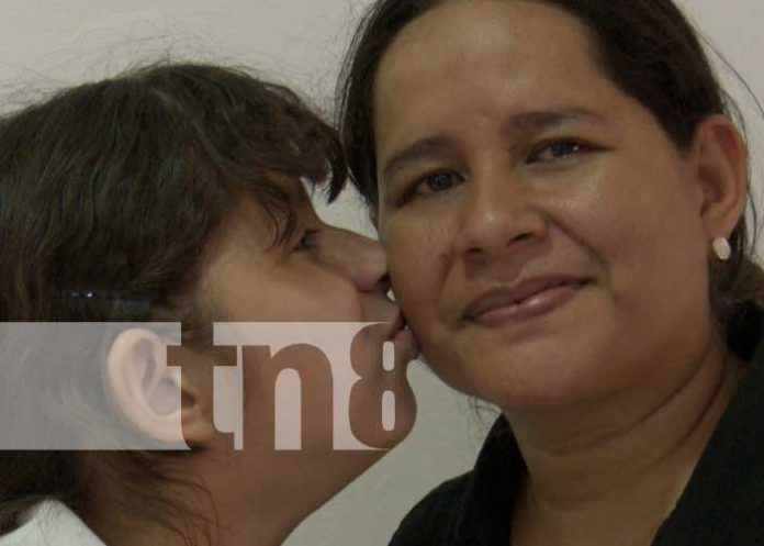 Foto: Madre premiada con Crónica TN8