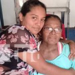 ¡Ejemplo de valentía y coraje! Crónica TN8 premia a la primera mamacita Foto: Doña Jesús del Socorro recibe premios de Crónica TN8