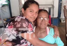 ¡Ejemplo de valentía y coraje! Crónica TN8 premia a la primera mamacita Foto: Doña Jesús del Socorro recibe premios de Crónica TN8
