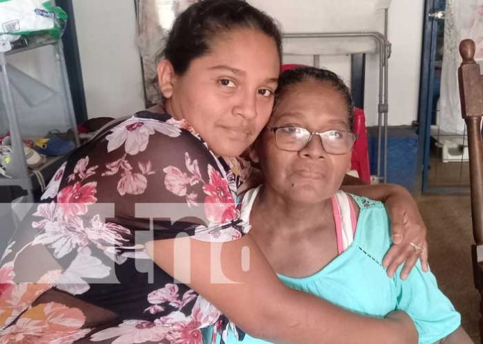 Foto: Doña Jesús del Socorro recibe premios de Crónica TN8