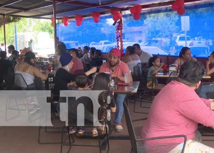 Foto: Día de las Madres en comedores y tiendas / TN8