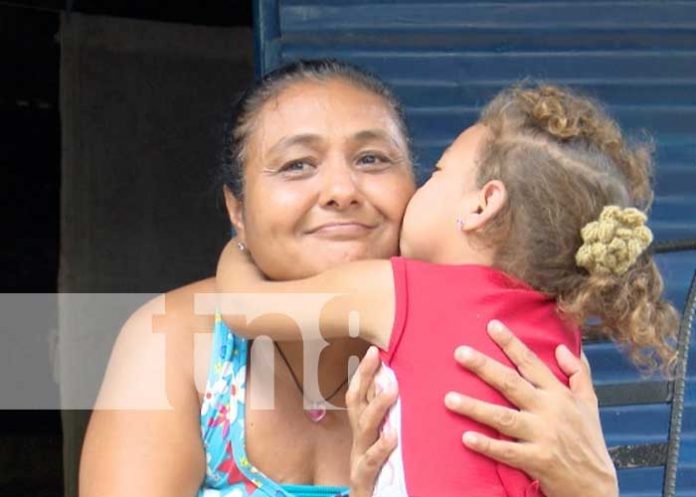 Foto: Premios a madres con Crónica TN8