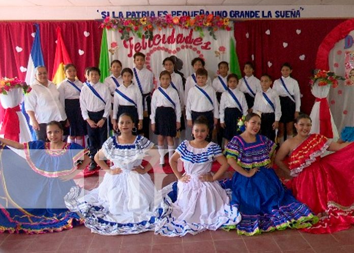 Festival cultural en la víspera del Día de las Madres en Managua