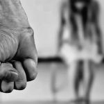 ¡Video desgarrador! Madre tortura a su pequeñita a punto de ‘patadas y golpes’