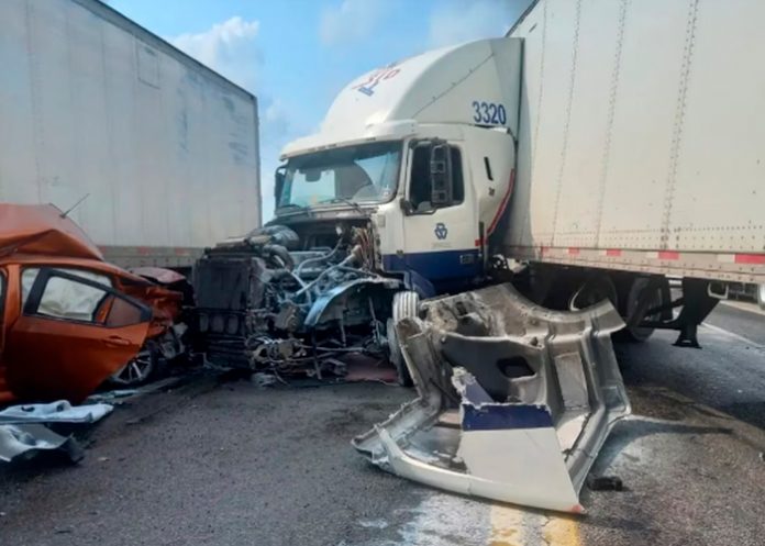 mexico1 ¡Volvió a nacer! Sale ileso entre los fierros retorcidos tras accidente en México