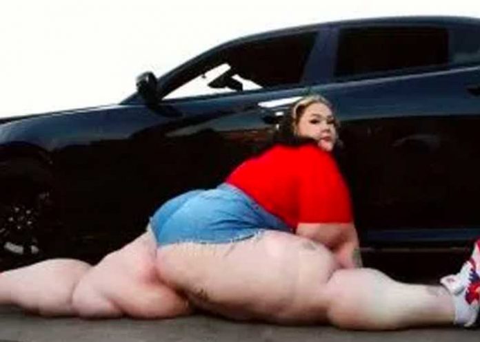 Modelo de talla grande triunfa en Onlyfans 