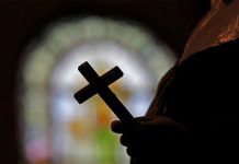 Halló a cura violando a su sobrino en Pakistán mientras otro 'padre' lo veía