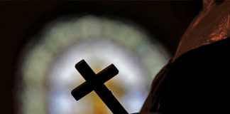 Halló a cura violando a su sobrino en Pakistán mientras otro 'padre' lo veía