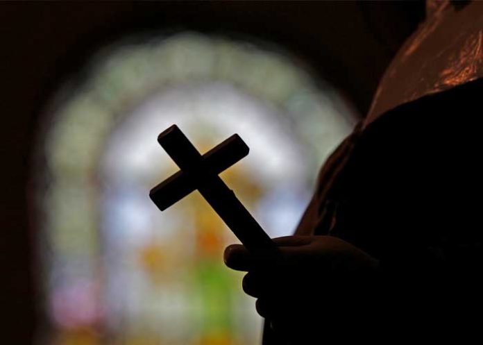 Halló a cura violando a su sobrino en Pakistán mientras otro 'padre' lo veía