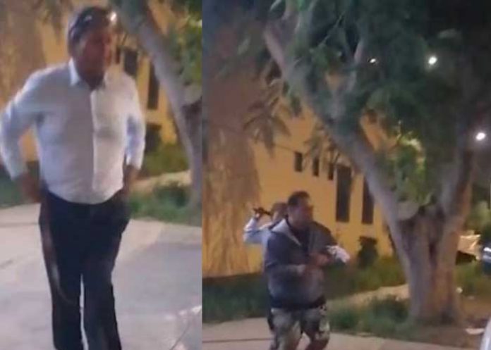 Padre furioso retira a fajazos a su hijo de una posta