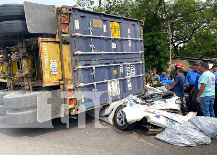 Foto: Mortal accidente de tránsito con camión que cayó encima de un vehículo en Chichigalpa, Chinandega / TN8