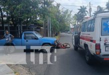 Mujer se «vuela» el Alto y casi mata a una joven en Plaza España, Managua Foto: Escena de accidente de tránsito en sector de Plaza España, Managua / TN8