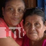 Lavaba y planchaba para mantener a sus hijos: Otra madre premiada con Crónica TN8 Foto: Madre recibe premios con Crónica TN8