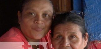 Foto: Madre recibe premios con Crónica TN8