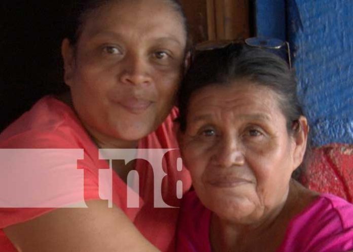 Foto: Madre recibe premios con Crónica TN8