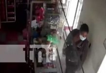 ¡El mero descaro! Degenerada entra a robar una pulpería en Diriamba Foto: Robo en una pulpería de Diriamba / TN8