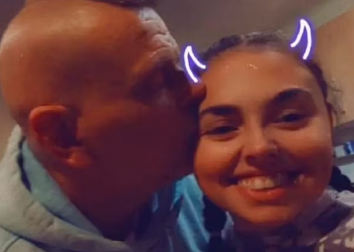 En Reino Unido, mujer le pone los 