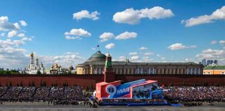 Rusia celebra el Día de la Victoria con fuegos artificiales y desfile militar