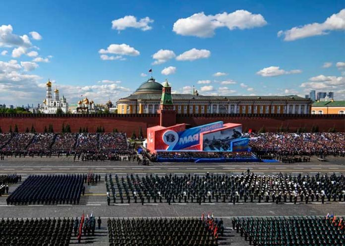 Rusia celebra el Día de la Victoria con fuegos artificiales y desfile militar