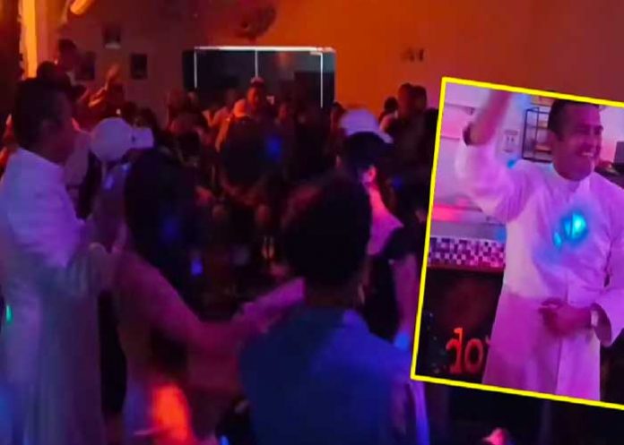 Sacerdote entra a un antro para predicar 