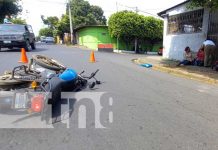 Imprudente motociclista manda al hospital a un matrimonio en Managua Foto: Accidente de tránsito en San Judas, Managua / TN8