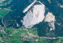 Inminente deslizamiento amenaza con dejar enterrado a un pueblo en Suiza Inminente avalancha amenaza con dejar enterrado a un pueblo en Suiza