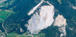 Inminente avalancha amenaza con dejar enterrado a un pueblo en Suiza