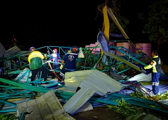 Mueren aplastados 4 niños al derrumbarse el techo de una escuela en Tailandia