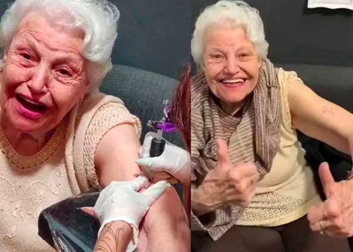 Abuelita sin tanto cuanto se hace su primer tatuaje 