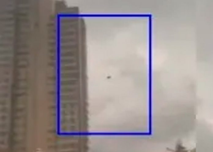 ¡Furia de la naturaleza! Sofá salió volando en medio de una tormenta en Turquía