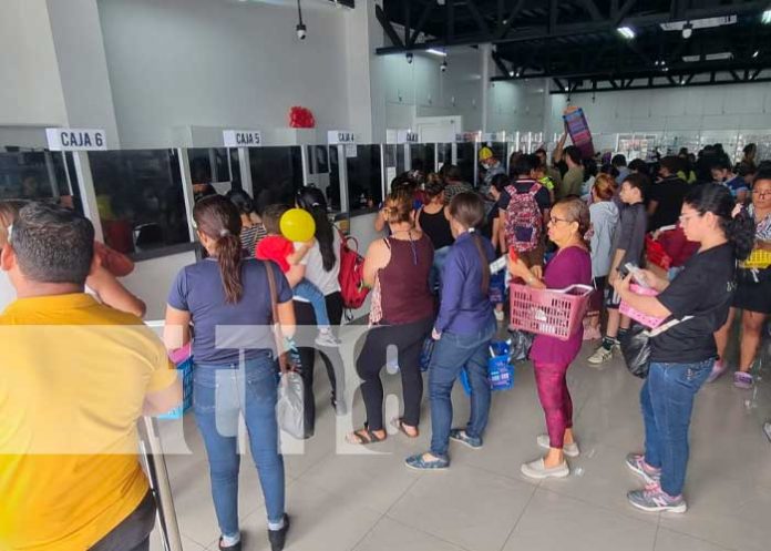 Esther Comercial construye tienda moderna