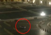 Hombre irrumpe en el Vaticano con su carro a todo ‘mamón’ tras ver al «diablo» Hombre irrumpe en el Vaticano con su carro a toda velocidad tras ver al "diablo"